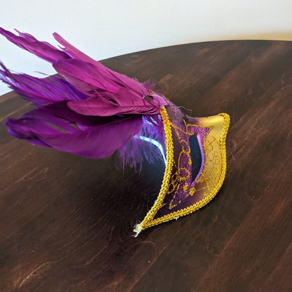Glitter Mask with Feathers (new) - Picture 2 of 4
